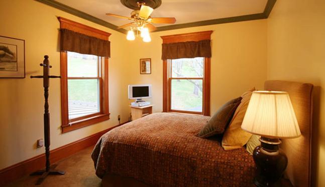 Bed and breakfast Breezy Hill 3*